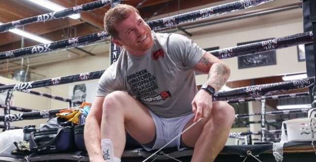 Saúl Canelo Álvarez entrenamiento 5 del 020522 para Bivol, poniéndose las zapatillas