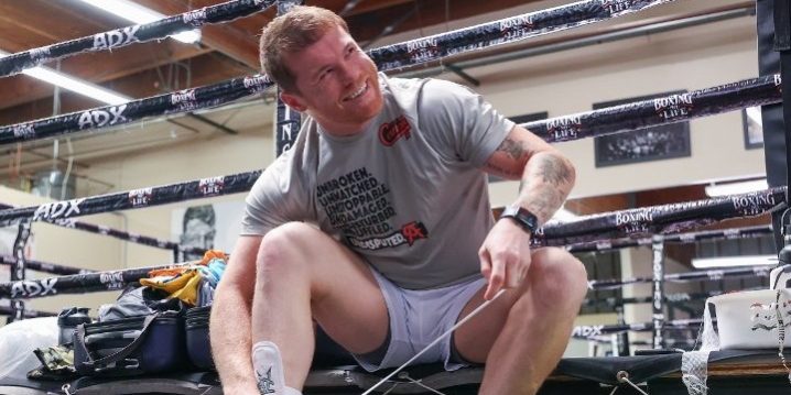 Saúl Canelo Álvarez entrenamiento 5 del 020522 para Bivol, poniéndose las zapatillas
