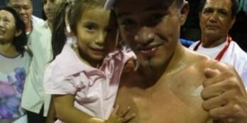 Silverio Chamaco Ortiz, vencedor de Fiera Angulo del 010510 en Polifórum Zamná, con su hija la maquinita