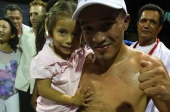Silverio Chamaco Ortiz, vencedor de Fiera Angulo del 010510 en Polifórum Zamná, con su hija la maquinita