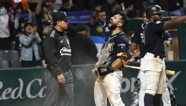 Tigres de Quintana Roo vs. Diablos Rojos del México, juego 11. 3o de la serie, serie para los Tigres 4×3, 6 del 040522 en Ciudad de México, Alejandro Robles festeja carrera del gane