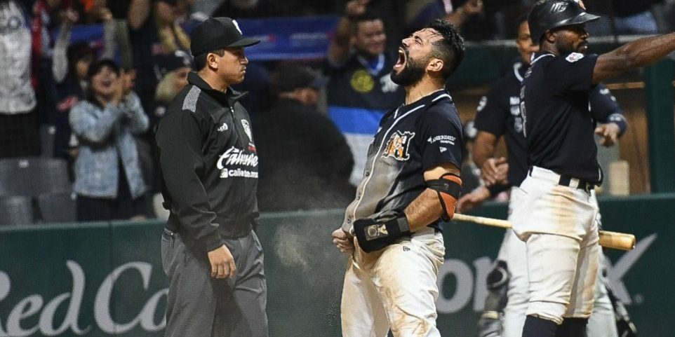 Tigres de Quintana Roo vs. Diablos Rojos del México, juego 11. 3o de la serie, serie para los Tigres 4×3, 6 del 040522 en Ciudad de México, Alejandro Robles festeja carrera del gane