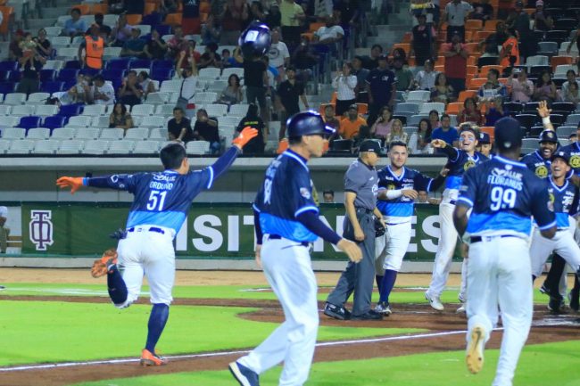 Tigres de Quintana Roo vs. Olmecas de Tabasco, juego 23, 2o de la serie, serie empatada, 5×3 1 del 180522 en Cancún, Manuel Orduño, tras jonrón de la victoria