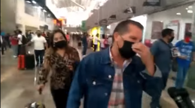 Julio César Chávez manda por un tubo a una aficionada por culpa de un reportero en el aeropuerto de México del 120622