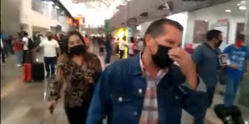 Julio César Chávez manda por un tubo a una aficionada por culpa de un reportero en el aeropuerto de México del 120622