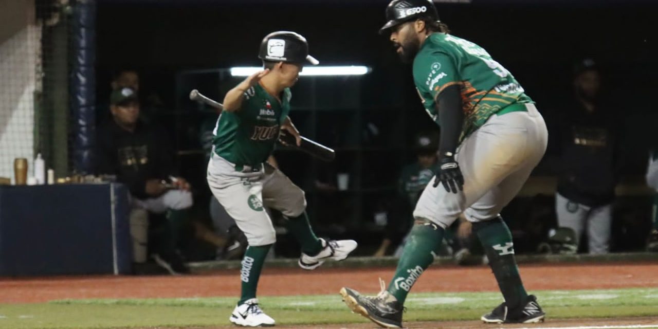 Leones de Yucatán vs. Guerreros de Oaxaca, juego 37, 1o de la serie, 7×2, 1 del 030622 en Oaxaca, Art Charles con bat boy