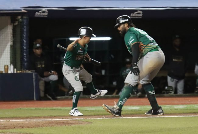 Leones de Yucatán vs. Guerreros de Oaxaca, juego 37, 1o de la serie, 7×2, 1 del 030622 en Oaxaca, Art Charles con bat boy