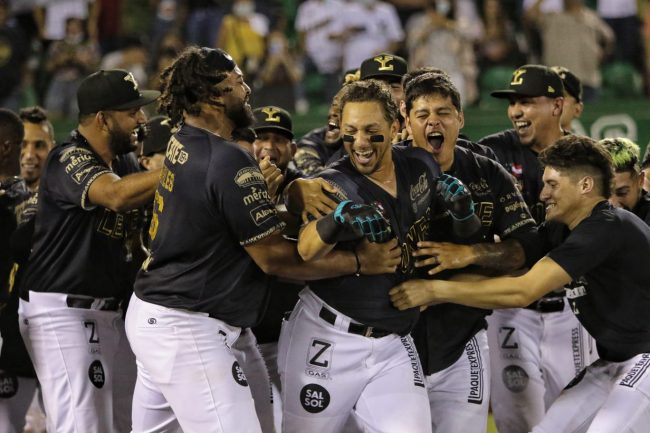 Leones de Yucatán vs. Saraperos de Saltillo, juego 44, 2o de la serie, serie para los Leones, 6×5, del 110622 en Mérida, Cristhian Adames celebrando jonrón solitario del triunfo en la 9a