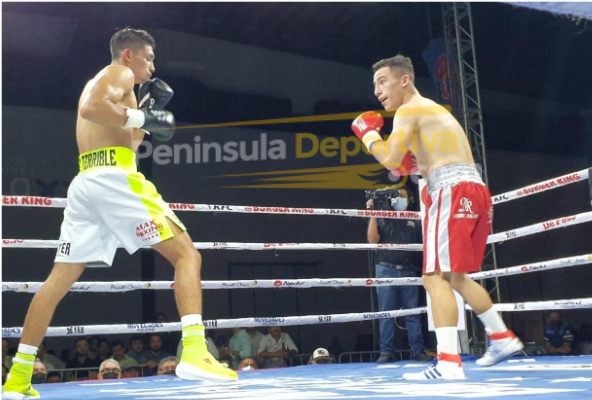 Pablo Rojo Peraza vs. Iván Rosado gko 8 6 del 180622 en Mérida Siglo XXI Rosado se quedó sentado con marca de agua