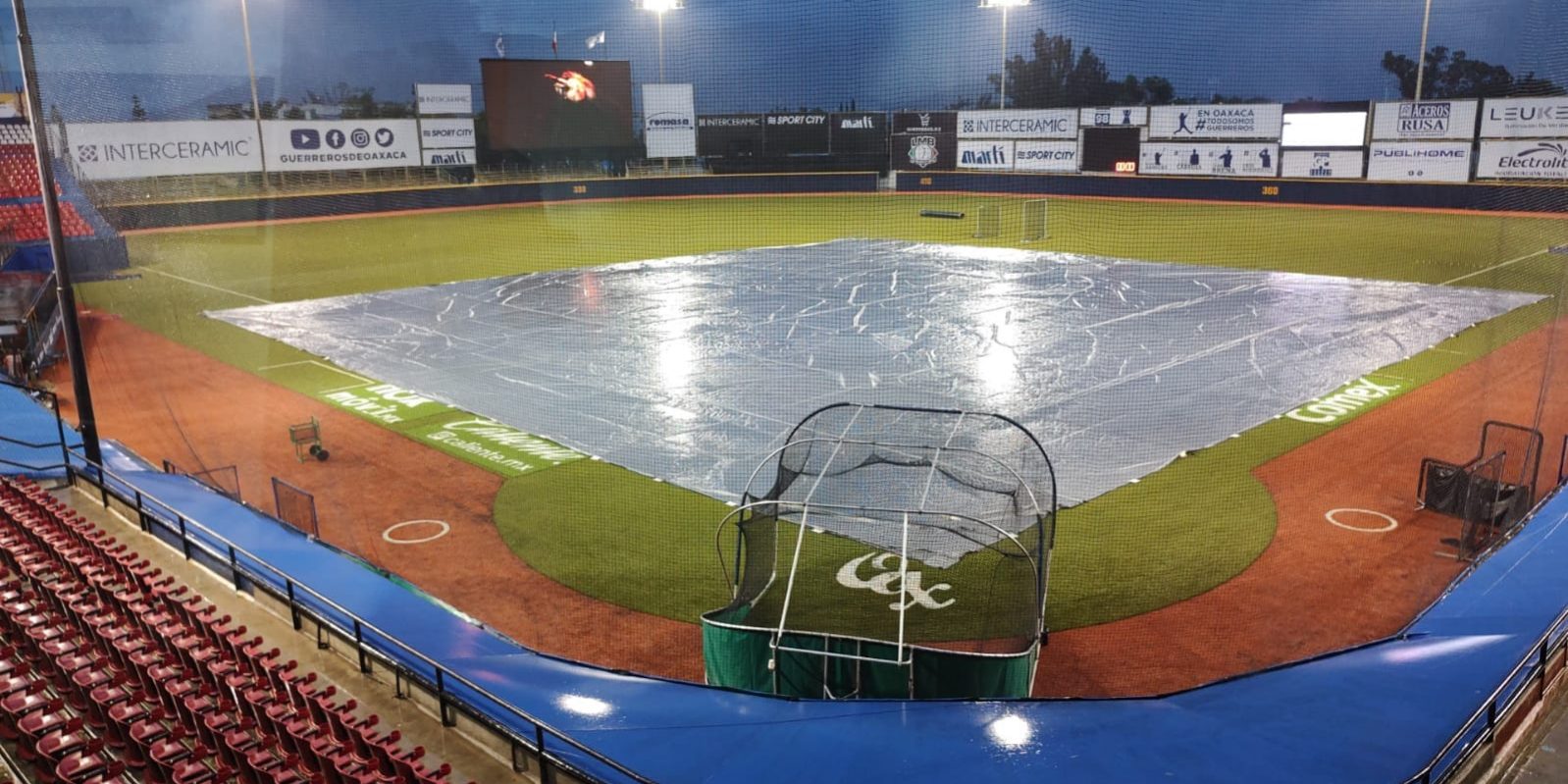 Piratas de Campeche vs. Guerreros de Oaxaca, juego 45, 1o de la serie, del 140622 en Oaxaca, suspendido por lluvia