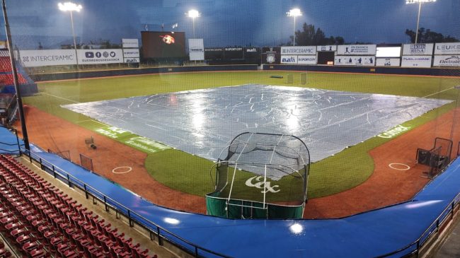 Piratas de Campeche vs. Guerreros de Oaxaca, juego 45, 1o de la serie, del 140622 en Oaxaca, suspendido por lluvia