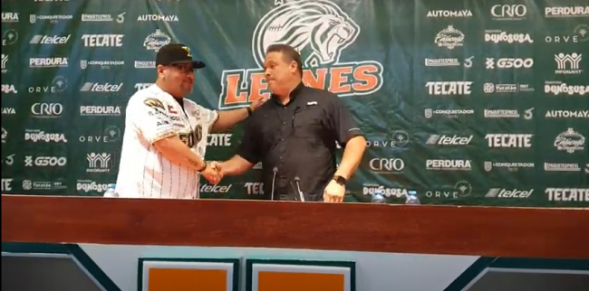 Roberto Chapo Vizcarra bienvenida a los Leones de Yucatán, del 070622 en Mérida, con David Cárdenas Cortés