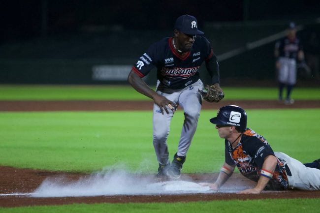 Sultanes de Monterrey vs. Tigres de Quintana Roo, juego 42, 1o de la serie, 7×2, 7 del 100622 en Cancún, Orlando Calixte de los Sultanes