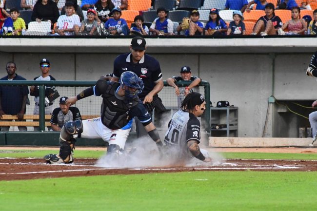 Sultanes de Monterrey vs. Tigres de Quintana Roo, juego 45, 3o de la serie, barrida para los Sultanes, 6×3 del 120622 en Cancún, Sebastián Elizalde barriéndose