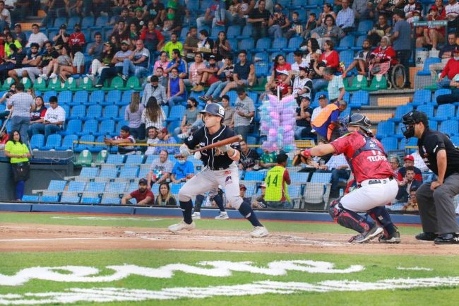 Tigres de Quintana Roo vs. Bravos de León, juego 35, 2o de la serie, serie empatada, 9×7, 1 del 310522 en León, Phil Caulfield