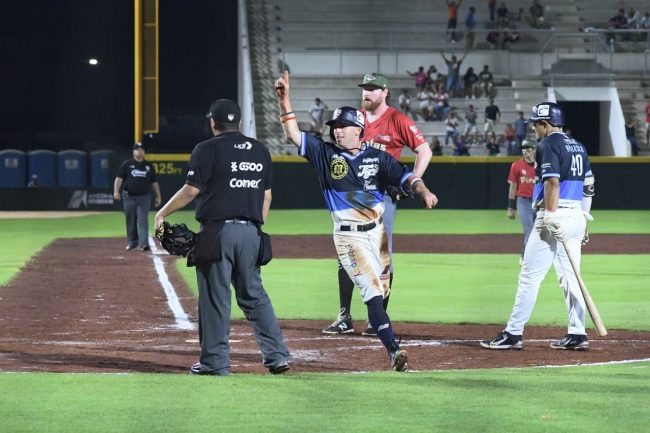 Tigres de Quintana Roo vs. Piratas de Campeche, juego 38, 2o de la serie, serie empatada, 4×3, del 040622 en Cancún, Philipe Caufield anotando la del triunfo en la 9a tras wildpitch de Kyle Halbhon