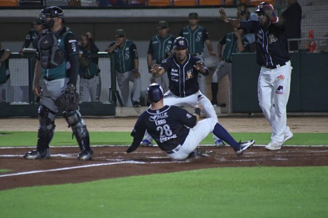 Tigres de Quintana Roo vs. Saraperos de Saltillo, juego 40, 1o de la serie, 5×3, 8 del 070622 en Cancún, Ángel Erro anotando con Olmo Rosario