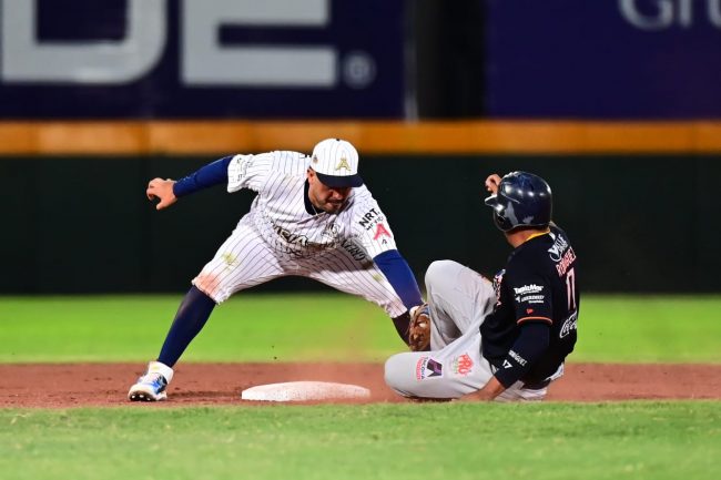 Acereros de Monclova vs. Tigres de Quintana Roo, 3o de la serie, serie para los Acereros, 6×4, del 140722 en Monclova, Alex Mejía poniendo fuera a Reynaldo Rodríguez