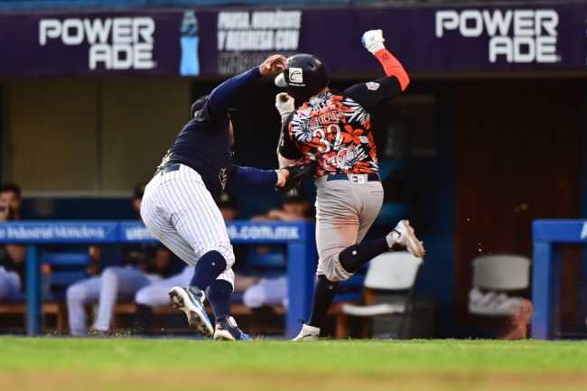 Acereros de Monclova vs. Tigres de Quintana Roo, juego 67, 2o de la serie, 8×7, 3 del 130722 en Monclova, José Lizarraga
