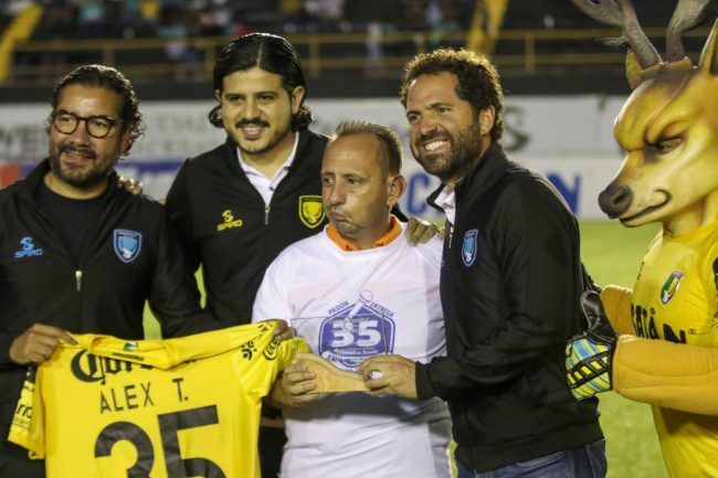 Alejandro Torre Ramírez con Rodolfo Rosas Cantillo, homenaje 1 del 290722 en Estadio Carlos Iturralde Rivero