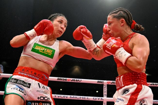 Kim Clavel vs. Yesenia Niña Gómez gdu 10 ganó campeonato mundial minimosca femenil del CMB, 1 del 290722 en Montreal