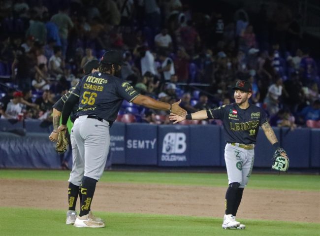 Leones de Yucatán vs. Sultanes de Monterrey, juego 81, 1o de la serie, 8×5, del 290722 en Monterrey, Art Charles y Marco Jaime