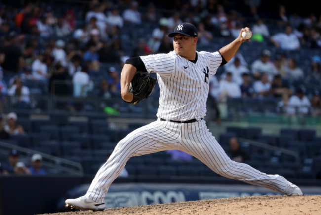 Manny Bañuelos lanzando con uniforme de los Yanquis en el Yankee Stadium