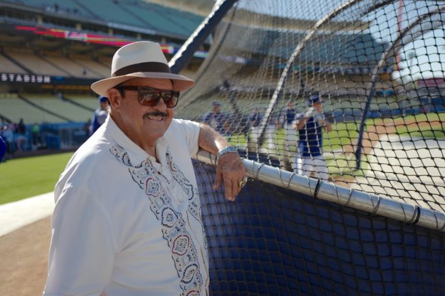 Mike Brito sonriente, detrás de jaula de bateo del dodger stadium