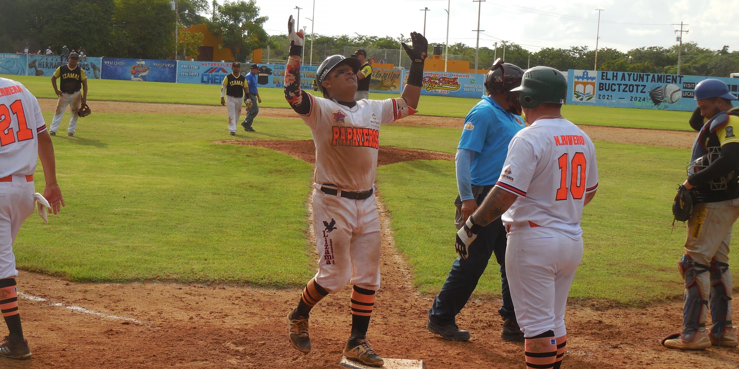 Nereo Lizama pisa el plato luego de batear jonrón liga motuleña
