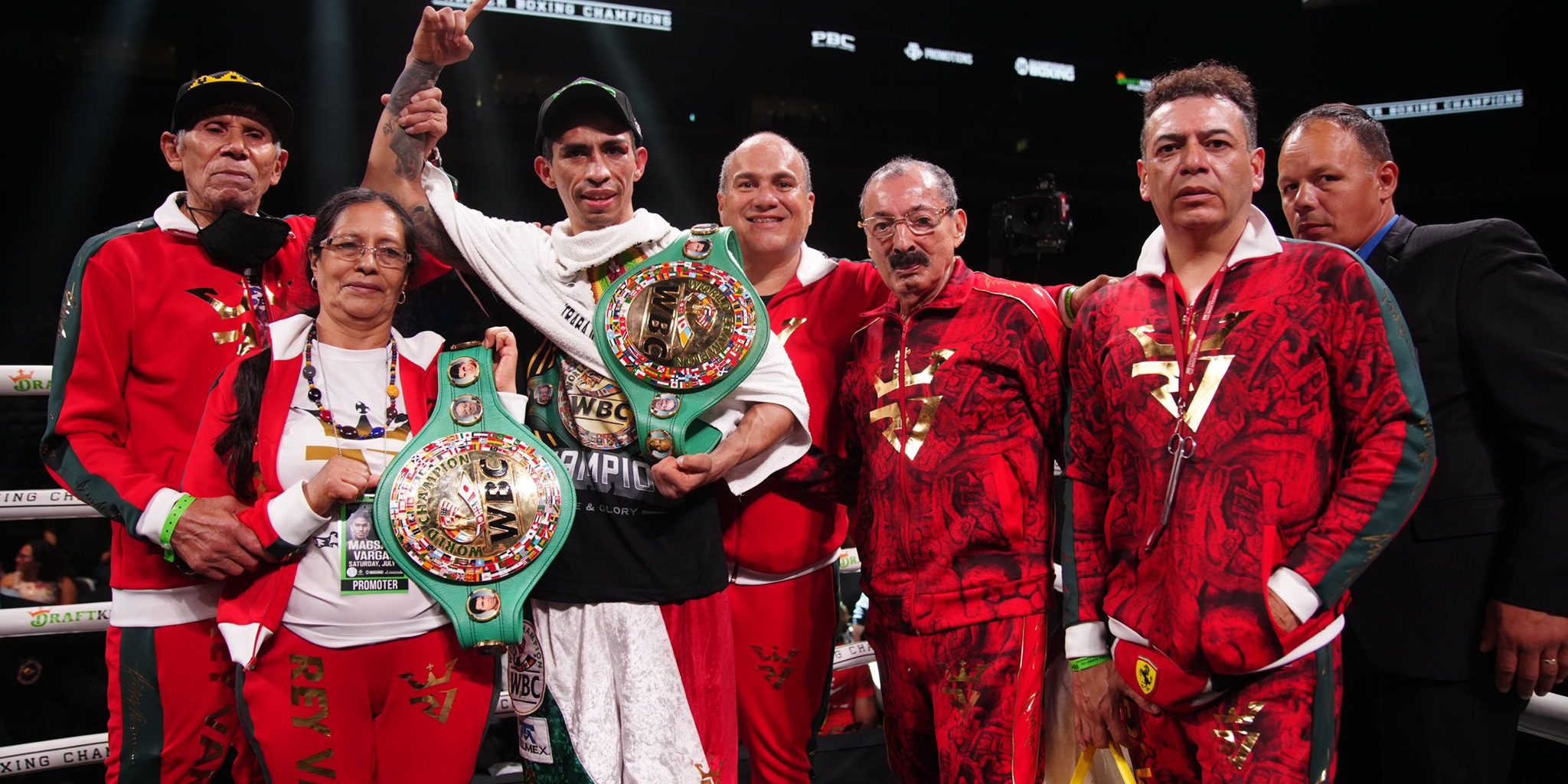 Rey Vargas vencedor de Mark Magsayo, gdd 12, ganó campeonato mundial pluma del CMB, del 090722 en San Antonio con Israel Velázquez e Ignacio Beristáin