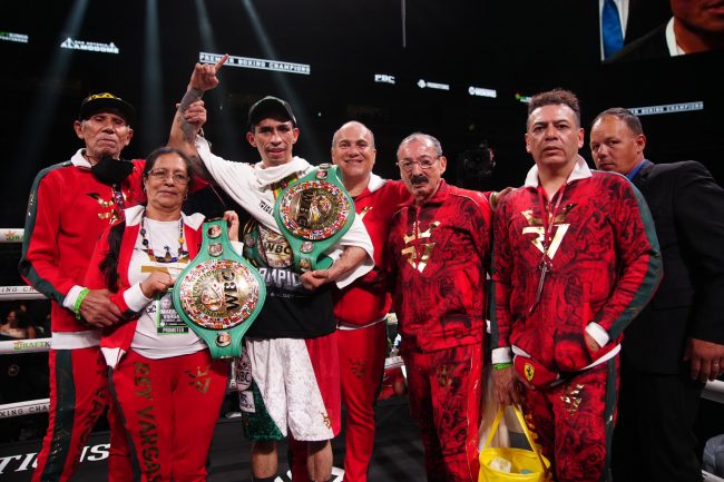 Rey Vargas vencedor de Mark Magsayo, gdd 12, ganó campeonato mundial pluma del CMB, del 090722 en San Antonio con Israel Velázquez e Ignacio Beristáin