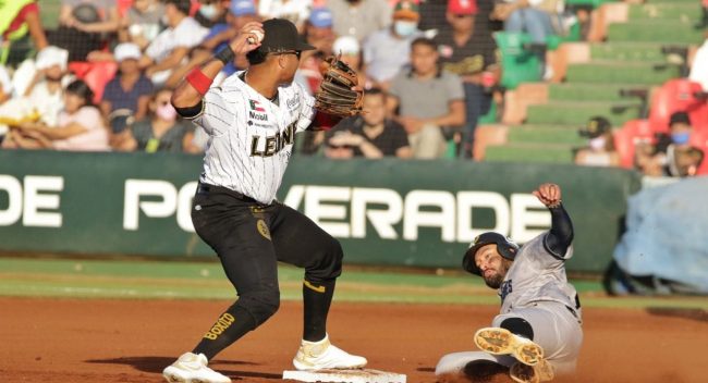 Rieleros de Aguascalientes vs. Leones de Yucatán, juego 71, 2o de la serie, serie empatada 3×1, del 160722 en Mérida, Starlin Castro, Ramón Pulpa Ríos barriéndose