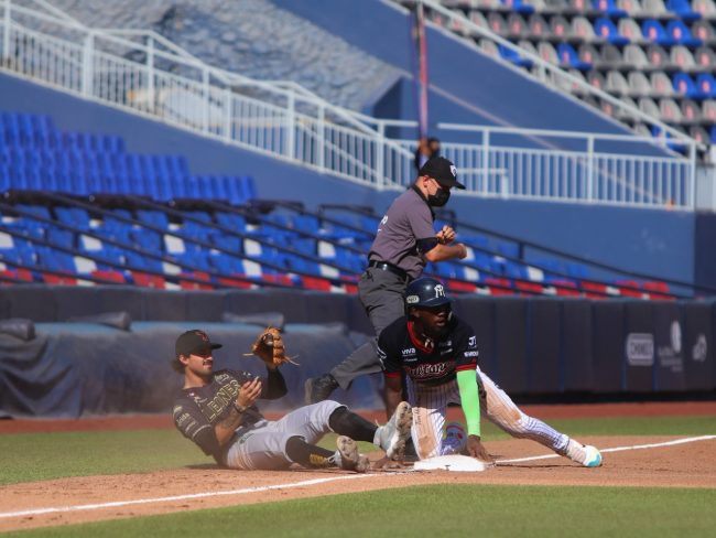 Sultanes de Monterrey vs. Leones de Yucatán, juego 82, 2o de la serie, serie empatada, 9×8, del 300722 en Monterrey, Josh Fuentes y Orlando Calixte