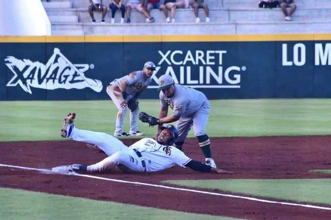 Tigres de Quintana Roo vs. Pericos de Puebla, juego 66, 3o de la serie, serie para los Pericos, 4×3, 6 del 100722 en Cancún, Antonio Lamas y Reynaldo Rodríguez con Jorge Flores al fondo