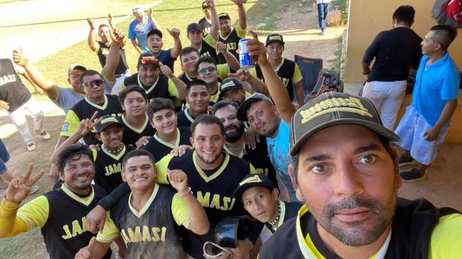 Tras su emotiva victoria los Bombarderos se tomaron la selfie