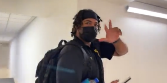 Art Charles llegando aeropuerto de Mérida el 180822 tras balacera en carretera Puebla México tras gana serie de 1er play off contra Pericos de Puebla