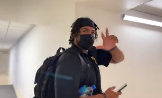 Art Charles llegando aeropuerto de Mérida el 180822 tras balacera en carretera Puebla México tras gana serie de 1er play off contra Pericos de Puebla