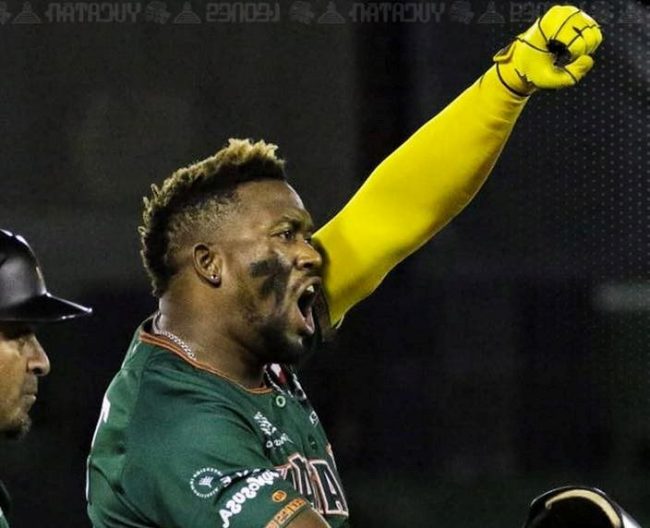 Leones de Yucatán vs. Pericos de Puebla, 5o juego 1er play off, 3-2, 4×3, del 150822 en Mérida, Yadir Drake festejando hit de la victoria en la 8a