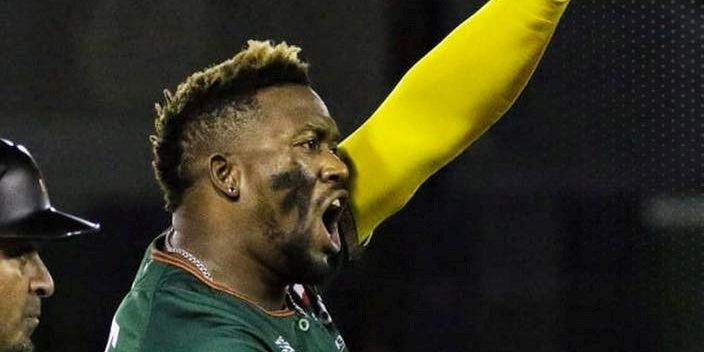 Leones de Yucatán vs. Pericos de Puebla, 5o juego 1er play off, 3-2, 4×3, del 150822 en Mérida, Yadir Drake festejando hit de la victoria en la 8a