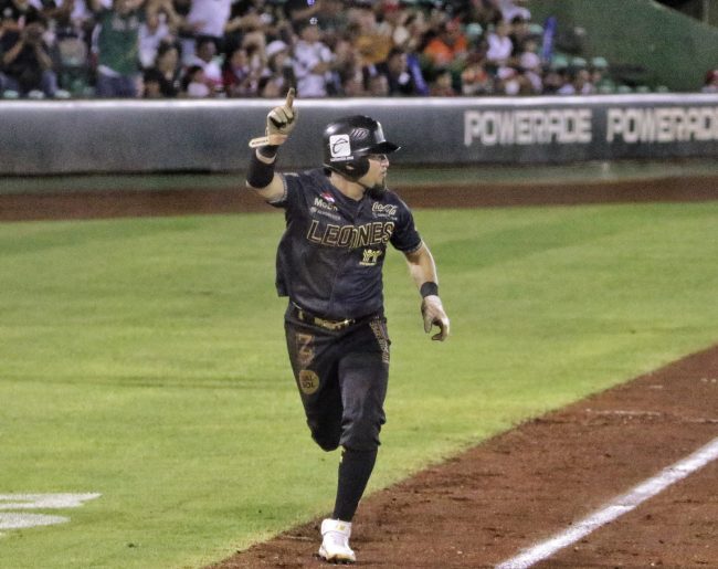 Leones de Yucatán vs. Pericos de Puebla, juego 4 1er play off, serie empatada, 1×0, del 140822 en Mérida, Norberto Obeso anotando la del gane en la 7a