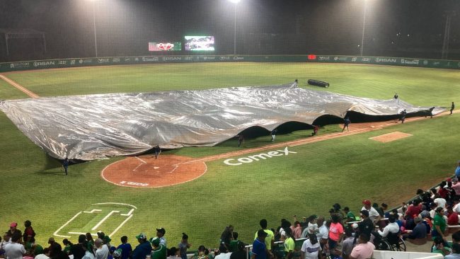 Olmecas de Tabasco vs. Tigres de Quintana Roo, 1er juego 1er play off, 3×1, a reanudarse mañana por lluvia, del 100822 en Macuspana