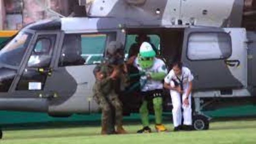 Pochichoco descendiendo de helicóptero de la marina en primer juego play off olmecas tigres, del 100822 en Macuspana