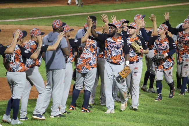 Tigres de Quintana Roo vs. Olmecas de Tabasco, 2o juego del 1er play off, serie empatada, 3×1, 1 del 110822 en Macuspana, Olmo Rosario y Manuel Orduño, gorra al revés chaparro