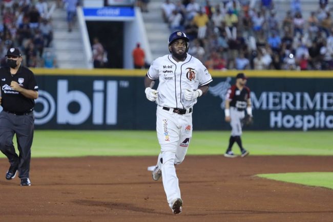 Tigres de Quintana Roo vs. Olmecas de Tabasco, 3er juego de play off, tigres 2-1, 5×3 10 del 130822 en Cancún, Olmo Rosario buena foto, dio dos jonrones