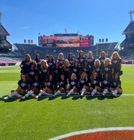 Amazonas de Yaxunah, homenaje de las porristas de los Broncos de Denver en sus uniformes del 260922