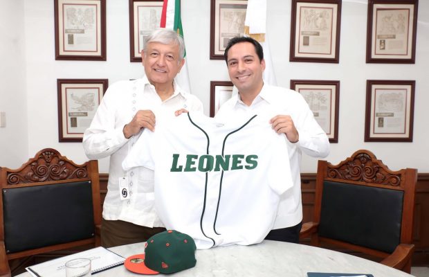 Andrés Manuel López Obrador con Mauricio Vila Dosal con uniforme de los Leones de Yucatán, del 121018 en palacio de Gobierno
