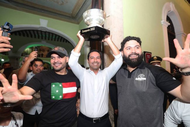 Erick Arellano, Mauricio Vila Dosal y Juan José Arellano celebración 5o campeonato de los Leones de Yucatán, del 210922 en Palacio de Gobierno