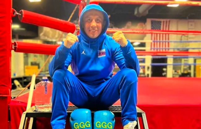 Gennady golovkin con capucha al borde de un ring