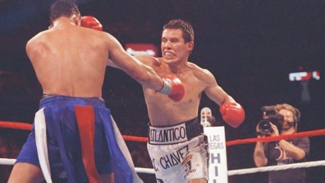 Julio César Chávez vs. Héctor Macho Camacho gdu 12, retuvo campeonato mundial súperligero del CMB, del 120992 en Las Vegas