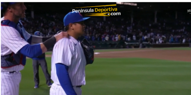Manuel Bolón Rodríguez, tercer salvamento de 2022 con los Cachorros de Chicago, con cátcher brasileño Yam Gomes, tras el out 27, del 270922 en Chicago, con marca de agua